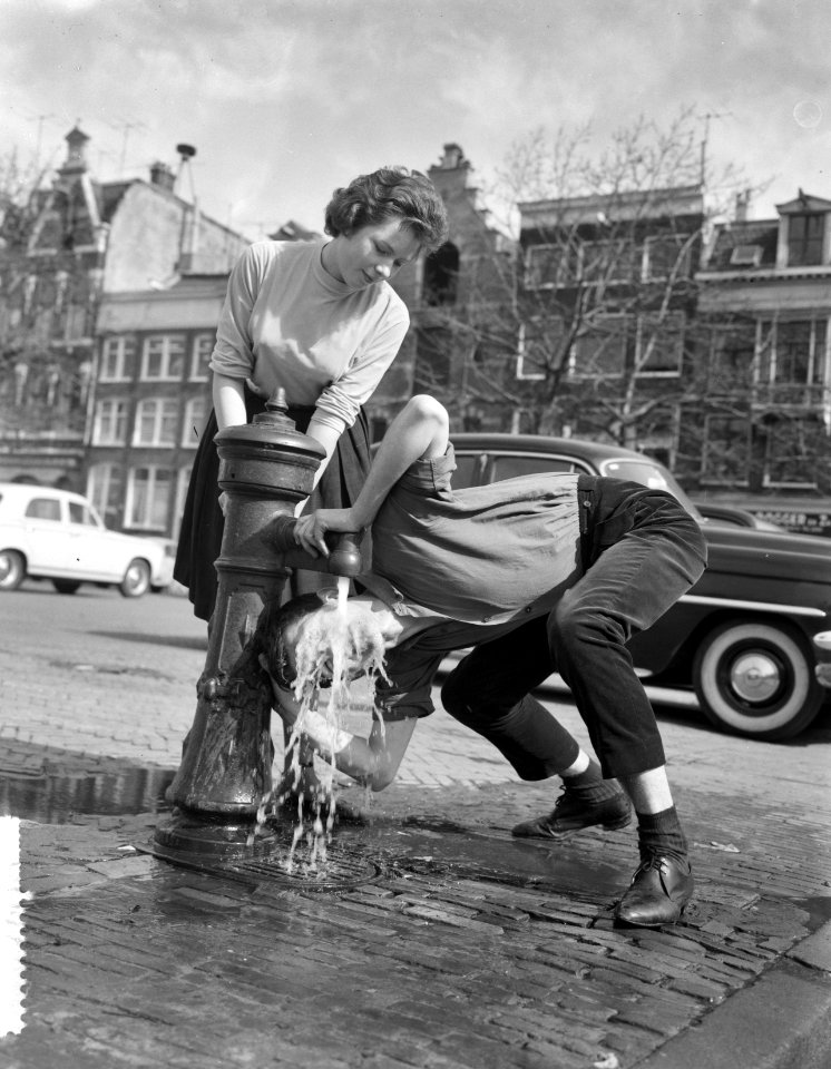 Zonnen in Amsterdam Dave Brinkman onder pomp, Bestanddeelnr 912-2381