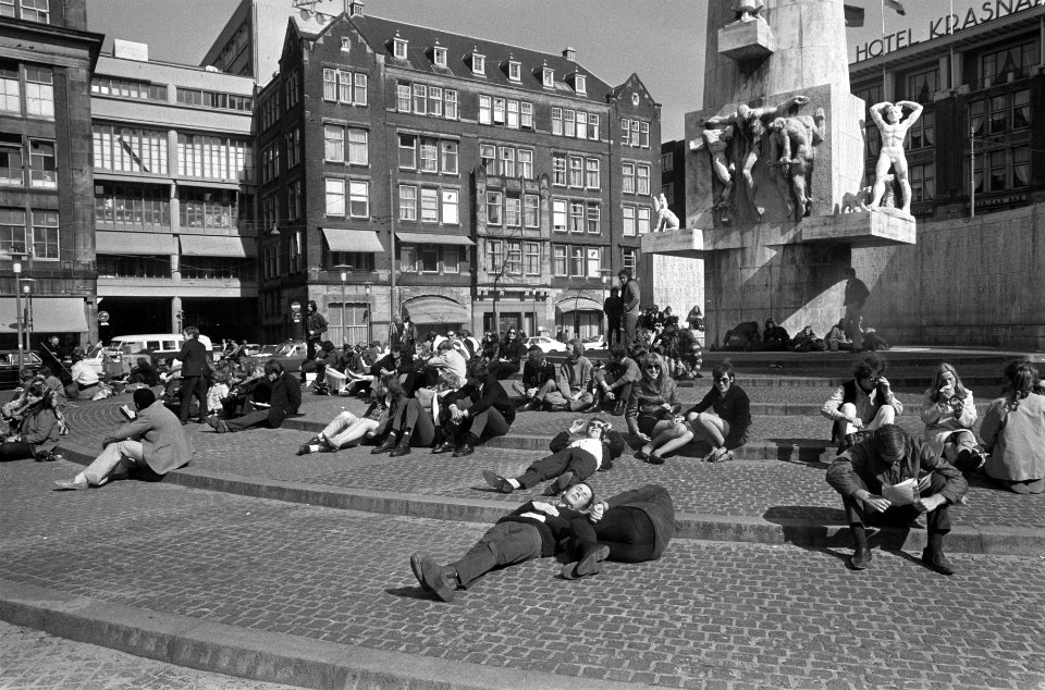 Zonnen op de trappen van het Nationale Monument op de Dam Amsterdam, Bestanddeelnr 922-2648
