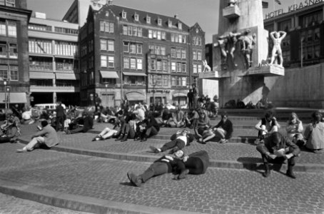 Zonnen op de trappen van het Nationale Monument op de Dam Amsterdam, Bestanddeelnr 922-2648