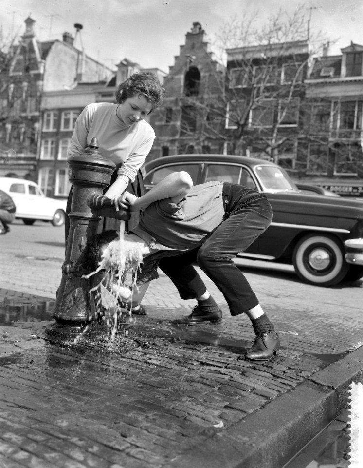 Zonnen in Amsterdam Dave Brinkman onder pomp, Bestanddeelnr 912-2380