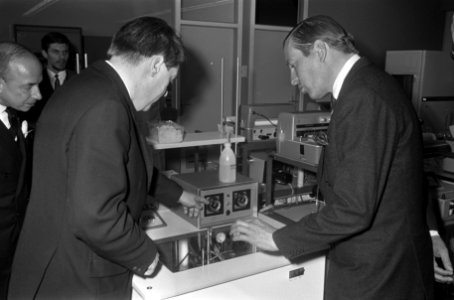 ZKH Prins Claus opende het nieuwe research laboratorium van Unilever in Vlaardin, Bestanddeelnr 922-2532