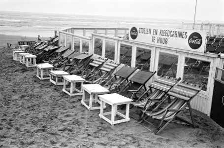 Zomer 1966 te Zandvoort, leeg terras op strand, Bestanddeelnr 919-3792