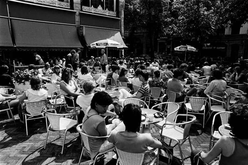 Zonnende mensen op het terras op het Spui in Amsterdam, Bestanddeelnr 930-8654