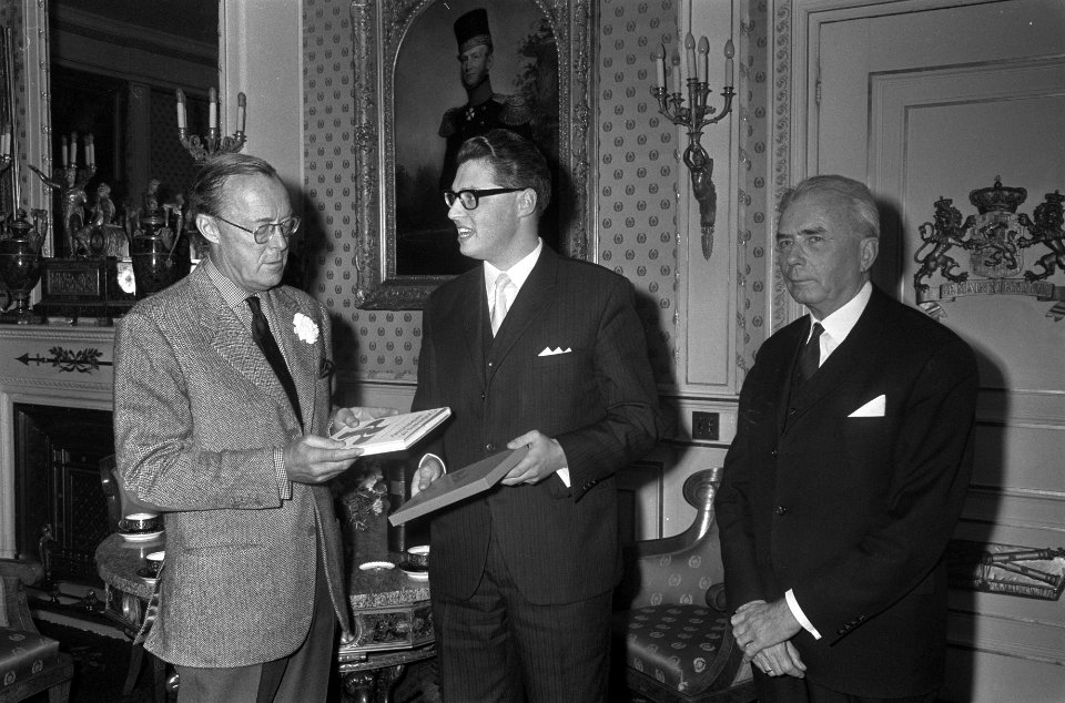 ZKH Prins Bernhard ontvangt 1e exemplaar vh jub.boek vd Gorkumse Uitgeverij No, Bestanddeelnr 922-2602