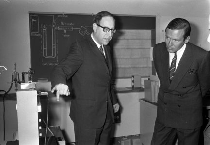 ZKH Prins Claus opende het nieuwe research laboratorium van Unilever in Vlaardin, Bestanddeelnr 922-2530