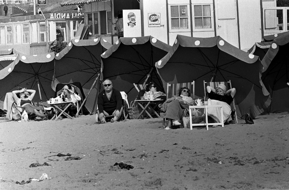 Zonaanbidders onder parasols op het Scheveningse strand, Bestanddeelnr 917-7173