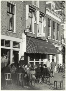 Zonaanbidders op het terras van café De Gooth. Rechts op de foto restaurant Manuel. NL-HlmNHA 54016784