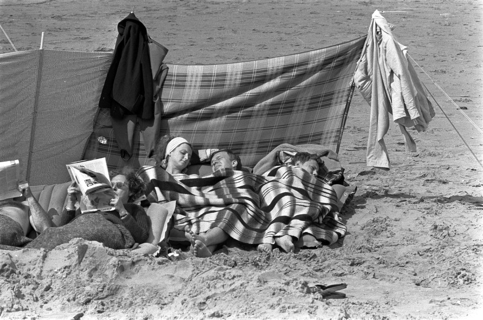 Zomer 1966, mensen op strand te Noordwijk aan het zonnen, onder dekens, Bestanddeelnr 919-4166