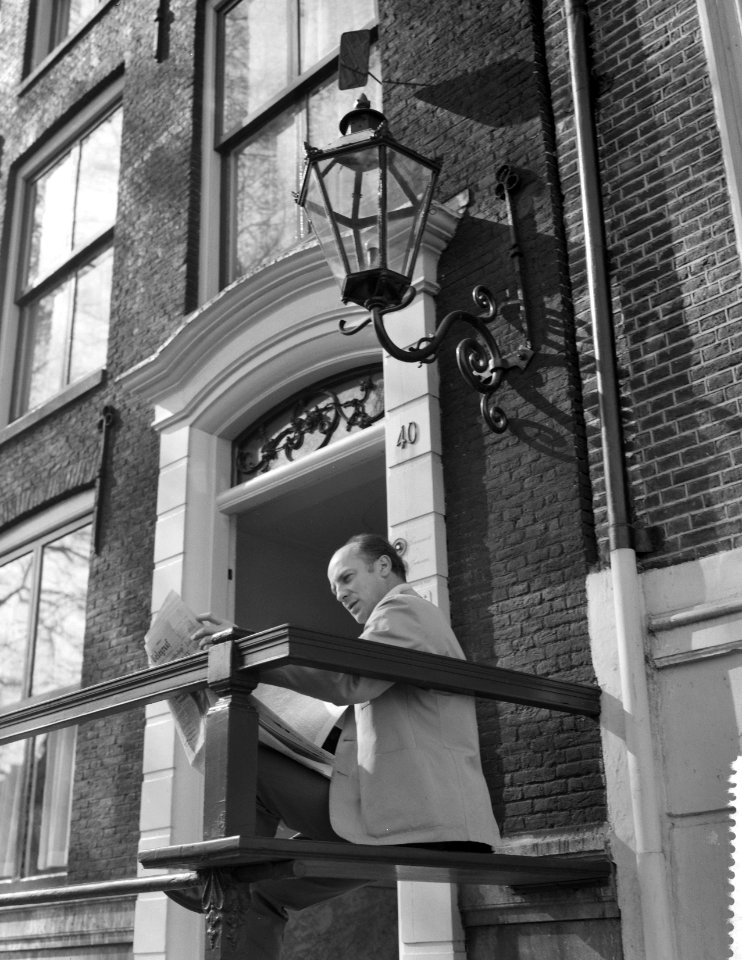Zonnen in Amsterdam Wim Sonneveld in de zon, Bestanddeelnr 912-2382