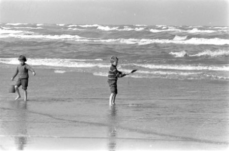 Zomer 1966, schelpen zoeken op strand, Bestanddeelnr 919-4169