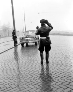 Zondags rijverbod. Controle door Rijkspolitie, Bestanddeelnr 908-1623