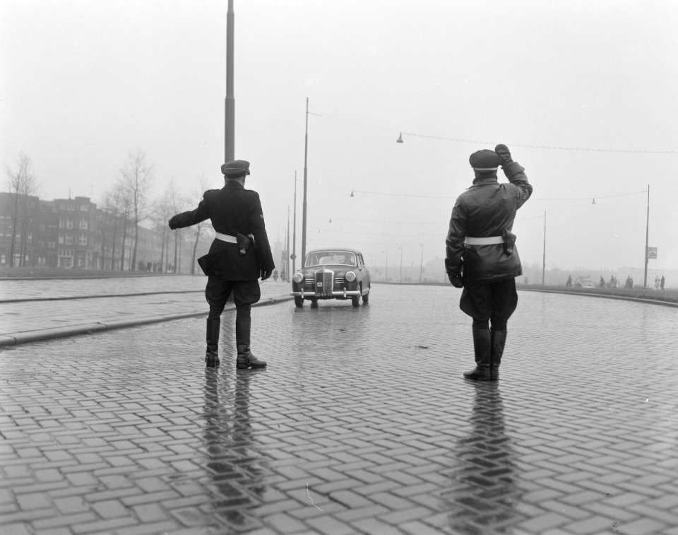 Zondags rijverbod. Controle door Rijkspolitie, Bestanddeelnr 908-1624