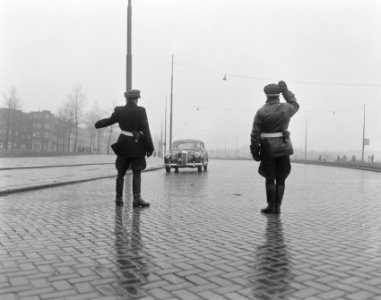 Zondags rijverbod. Controle door Rijkspolitie, Bestanddeelnr 908-1624