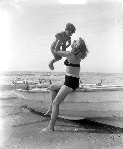 Zomerplaatjes aan strand van Zandvoort moeder en kind, Bestanddeelnr 905-7988