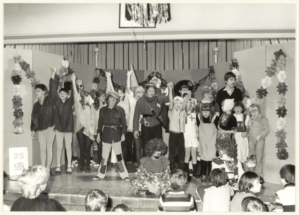 ZMLK school Ds. Blauwschool, aan de Abel Tasmankade toneeluitvoering door leerlingen met een verstandelijke beperking, ter gelegenheid van het 25-jarig bestaan in 1981. NL-HlmNHA 54013127
