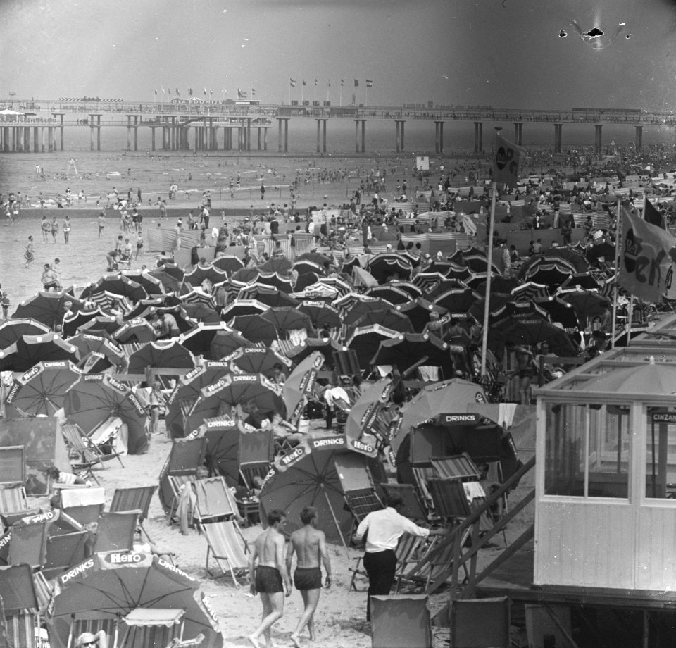 Zomerse dag, onder en tussen de parasols op Scheveningen, Bestanddeelnr 919-3151
