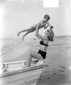 Zomerplaatjes aan strand van Zandvoort. Moeder en kind, Bestanddeelnr 905-7990