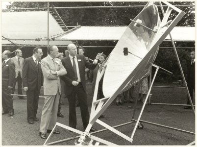 ZKH Prins Bernhard krijgt uitleg over een satelliet-schotel op het terrein van de HTS aan de Veldzigtlaan. Bezoek tgv het 60-jarig bestan van de school. NL-HlmNHA 54014864