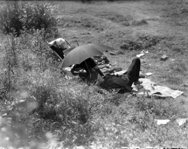 Zomerplaatje. Met paraplu in de zon, Bestanddeelnr 902-7865