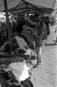 Zomerkleren kopen op Waterlooplein, Bestanddeelnr 926-5060