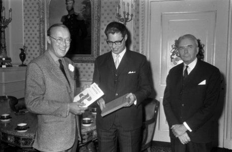 ZKH Prins Bernhard ontvangt 1e exemplaar vh jub.boek vd Gorkumse Uitgeverij No, Bestanddeelnr 922-2601