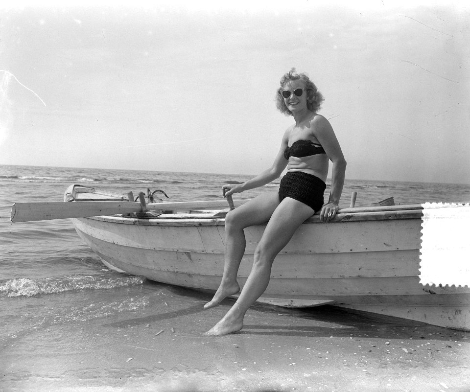 Zomerplaatjes aan strand van Zandvoort moeder alleen, Bestanddeelnr 905-7993