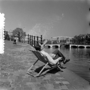 Zomerse dag, man in ligstoel met magere brug, Bestanddeelnr 906-4593