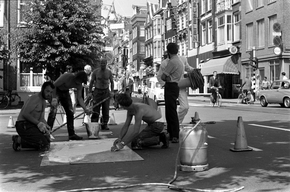 Zomer Arbeiders met ontbloot bovenlijf trekken verkeersstrepen, Frederiksplein,, Bestanddeelnr 922-5127