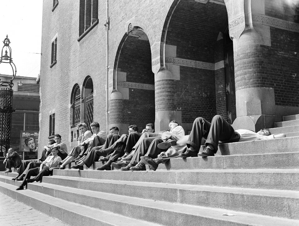 Zomerweer op de trappen van het Beursgebouw in Amsterdam, Bestanddeelnr 907-2315