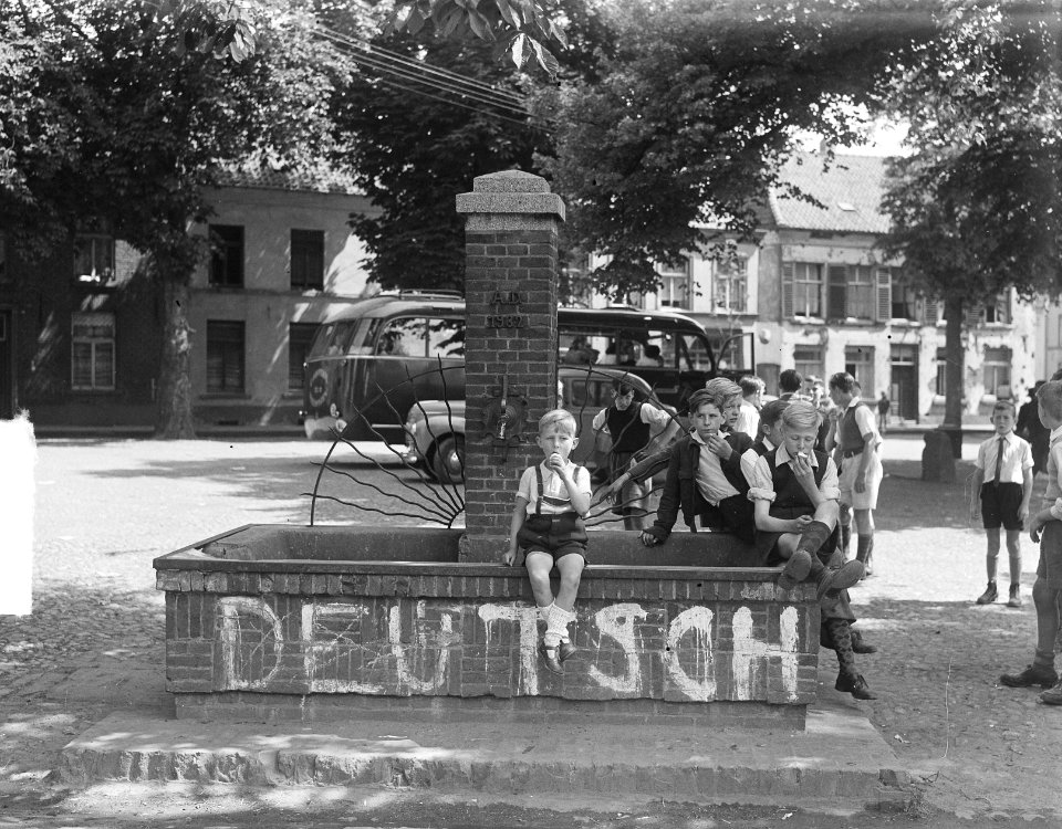 Zomerseizoen in Elten. Jongetjes eten ijs. Op de fontein staat geschreven Deuts, Bestanddeelnr 903-4545