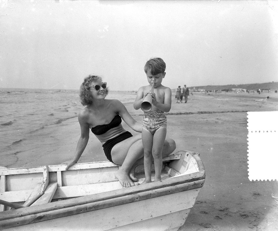 Zomerplaatjes aan strand van Zandvoort moeder en kind, Bestanddeelnr 905-7989