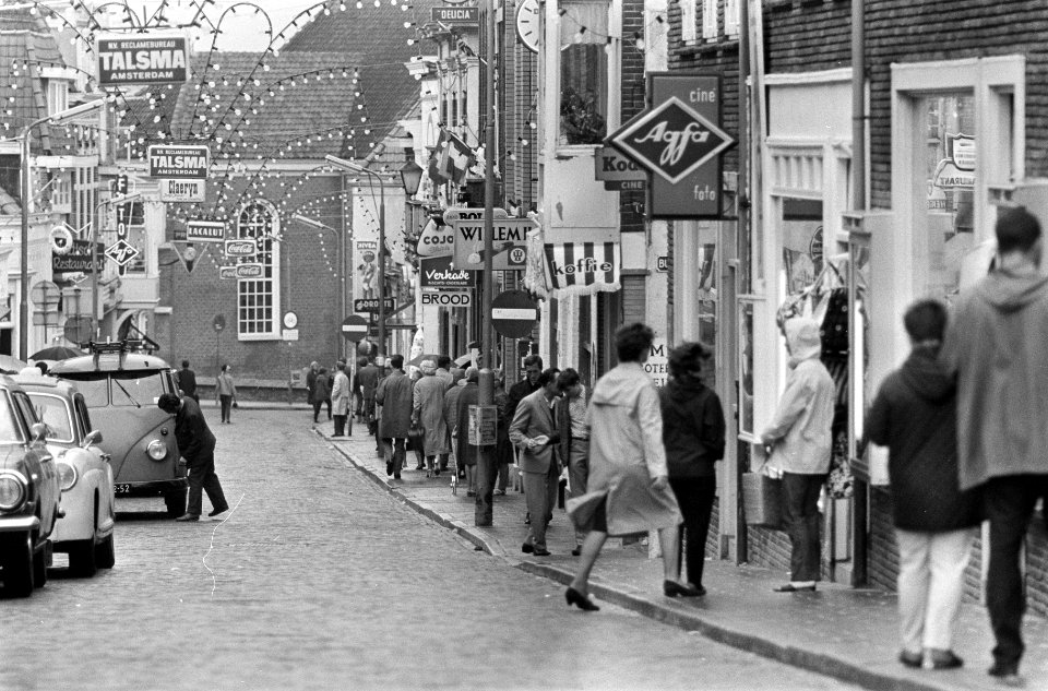 Zomer 1966 te Zandvoort, drukte in straten Zandvoort, Bestanddeelnr 919-3794