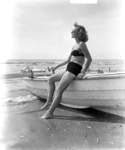 Zomerplaatjes aan strand van Zandvoort moeder alleen, Bestanddeelnr 905-7992