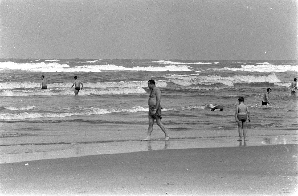 Zomer 1966, moe maakt kuil op strand, Bestanddeelnr 919-4168