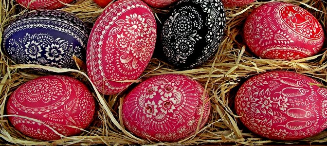 Eggs eating handicraft