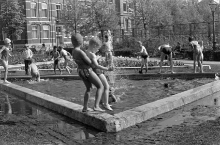 Zomerse dag, kinderen in pierebadje, Bestanddeelnr 920-3151