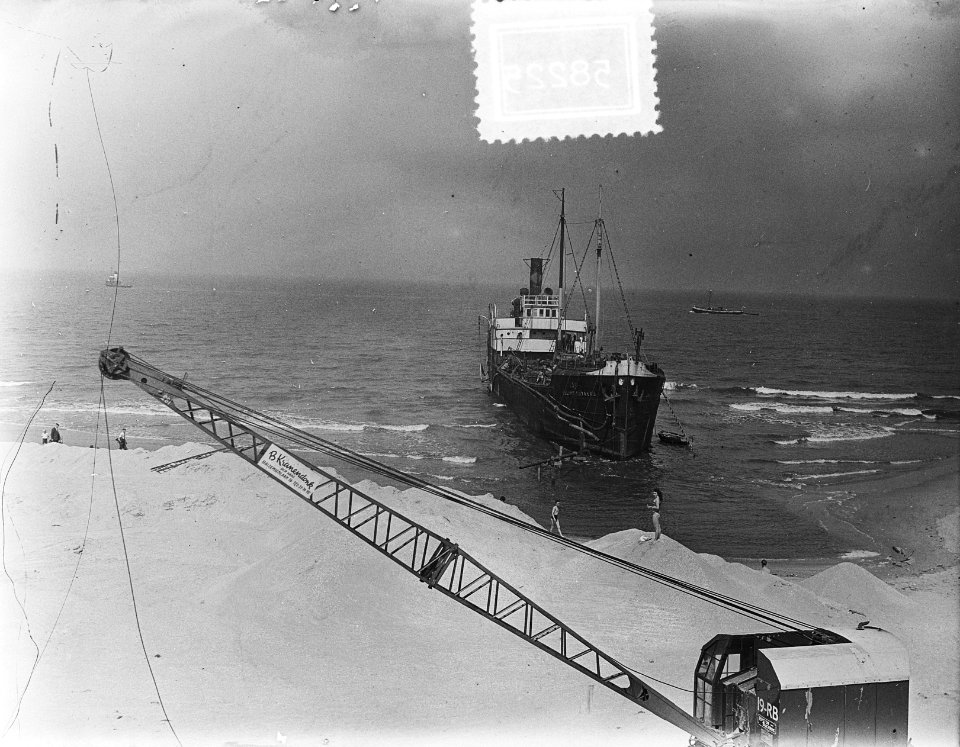Zomerplaatje. Julius Rutgers op strand Noordwijk (vanaf 1 februari), Bestanddeelnr 905-8225