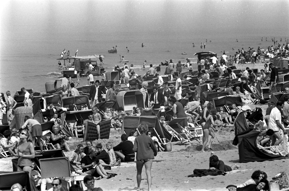 Zomers weekend. Drukte op het strand, Bestanddeelnr 921-2697