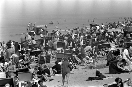 Zomers weekend. Drukte op het strand, Bestanddeelnr 921-2697