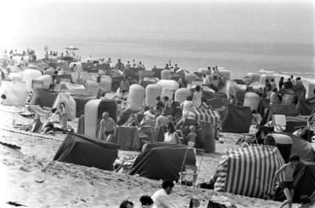 Zomers weekend. Drukte op het strand, Bestanddeelnr 921-2695