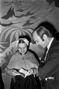Zomerpostzegels 1967, mevrouw P. Taal-Bal met ontwerper zomerzegels Auke de Vrie, Bestanddeelnr 920-2227