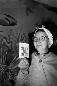 Zomerpostzegels 1967 . Mevrouw P. Taal-Bal toont de zegels, Bestanddeelnr 920-2229