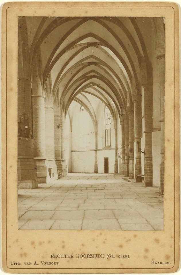 Zuidelijke kooromgang ziende naar het oosten in de Grote of Sint-Bavokerk aan de Grote Markt, Inventarisnummer NL-HlmNHA 11623