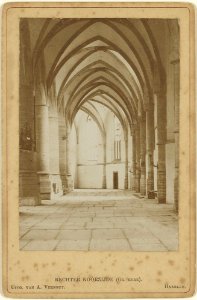 Zuidelijke kooromgang ziende naar het oosten in de Grote of Sint-Bavokerk aan de Grote Markt, Inventarisnummer NL-HlmNHA 11623