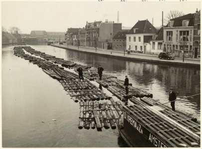 Zuider Buiten Spaarne vanaf de Langebrug gezien naar het zuid-oosten, met transport van houtvlotten