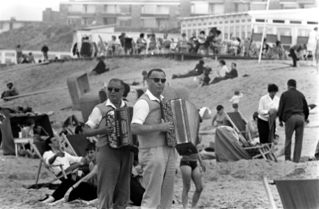 Zomers weekend. Drukte op het strand, Bestanddeelnr 921-2696