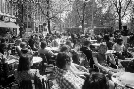 Zomerse dag in lentetijd mensen op terras Leidseplein, Bestanddeelnr 928-5621