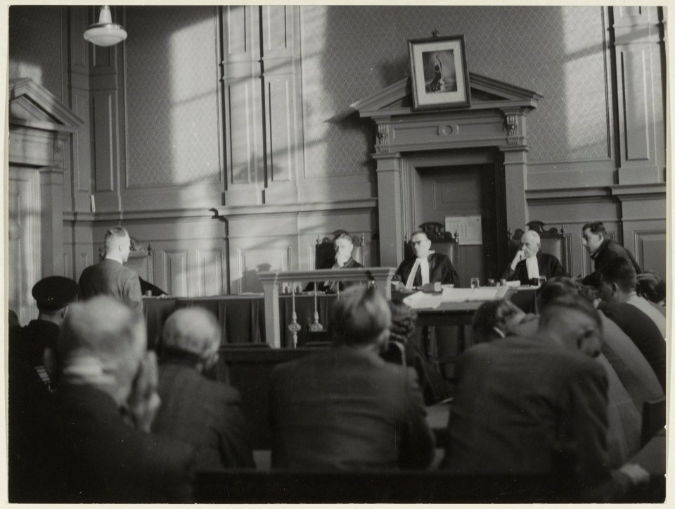 Zitting in de Arrondissementsrechtbank in de Jansstraat., NL-HlmNHA 54004073