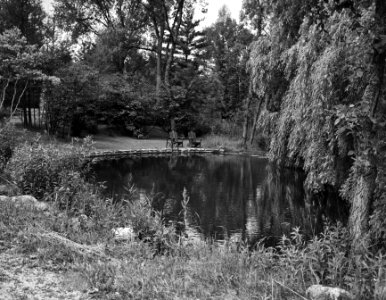 Zomerverblijf van koningin Wilhelmina in Lee (Massachusetts). De tuin met vijver, Bestanddeelnr 934-8341