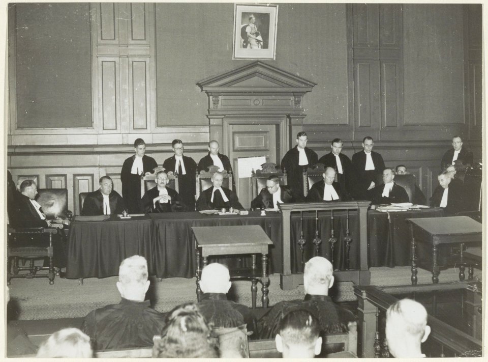 Zittingszaal van de Arrondissementsrechtbank. In het midden rechts vice-president mr.E.J.W.Top., NL-HlmNHA 54005521